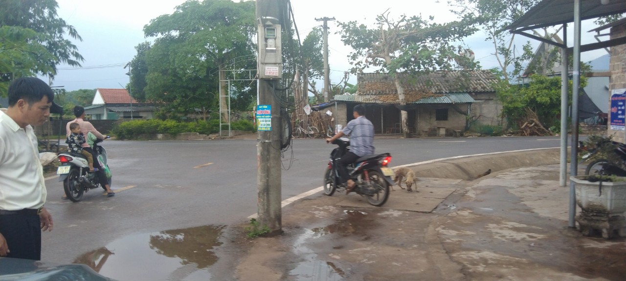 Quảng Ninh: Cột điện án ngữ giữa nhiều tuyến đường, tiềm ẩn nguy cơ mất ATGT - Ảnh 4. Quảng Ninh: Cột điện án ngữ giữa nhiều tuyến đường, tiềm ẩn nguy cơ mất ATGT - Ảnh 4.