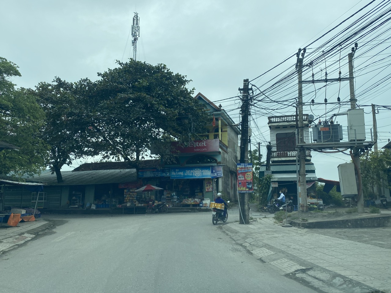 Quảng Ninh: Cột điện án ngữ giữa nhiều tuyến đường, tiềm ẩn nguy cơ mất ATGT - Ảnh 3. Quảng Ninh: Cột điện án ngữ giữa nhiều tuyến đường, tiềm ẩn nguy cơ mất ATGT - Ảnh 3.