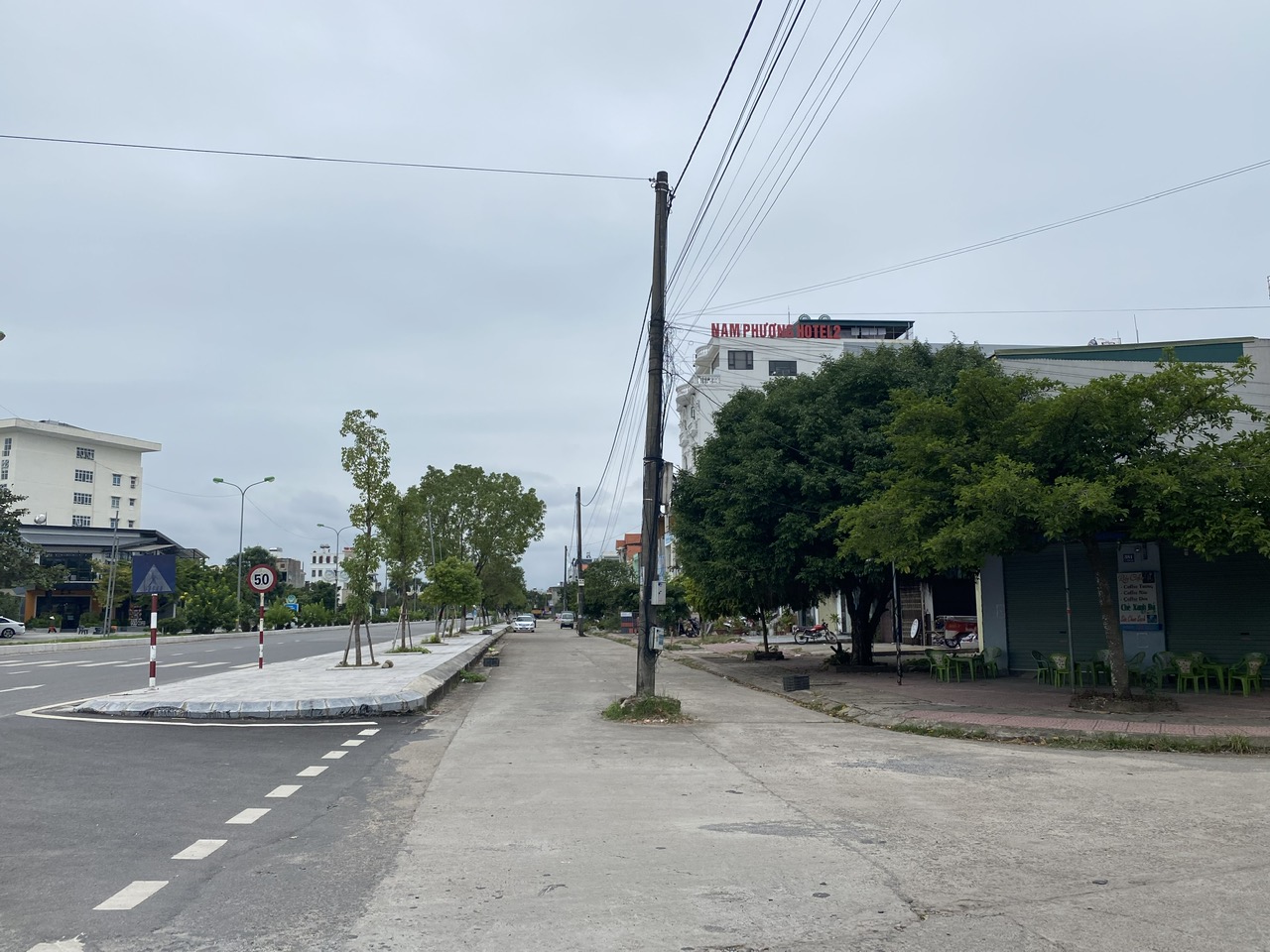 Quảng Ninh: Cột điện án ngữ giữa nhiều tuyến đường, tiềm ẩn nguy cơ mất ATGT - Ảnh 1. Quảng Ninh: Cột điện án ngữ giữa nhiều tuyến đường, tiềm ẩn nguy cơ mất ATGT - Ảnh 1.