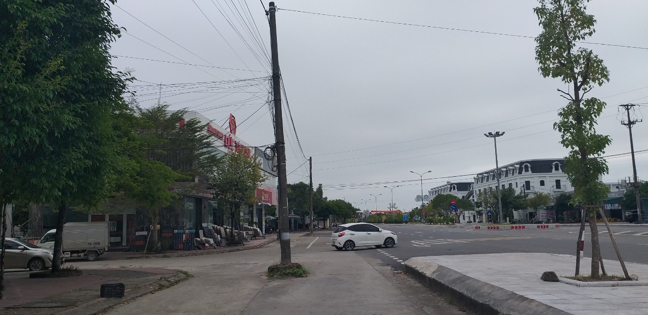 Quảng Ninh: Cột điện án ngữ giữa nhiều tuyến đường, tiềm ẩn nguy cơ mất ATGT - Ảnh 2. Quảng Ninh: Cột điện án ngữ giữa nhiều tuyến đường, tiềm ẩn nguy cơ mất ATGT - Ảnh 2.
