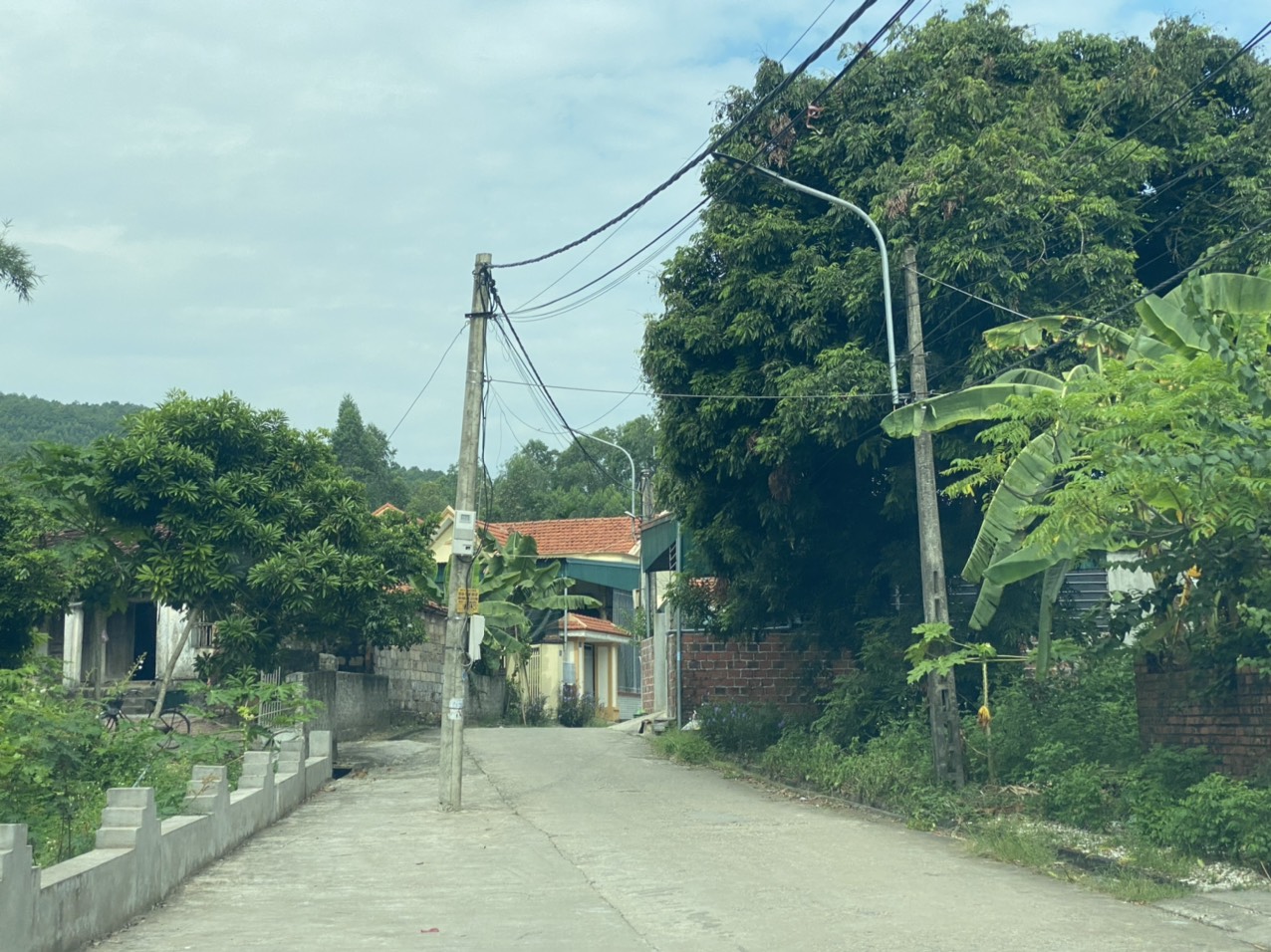 Quảng Ninh: Cột điện án ngữ giữa nhiều tuyến đường, tiềm ẩn nguy cơ mất ATGT - Ảnh 6. Quảng Ninh: Cột điện án ngữ giữa nhiều tuyến đường, tiềm ẩn nguy cơ mất ATGT - Ảnh 6.