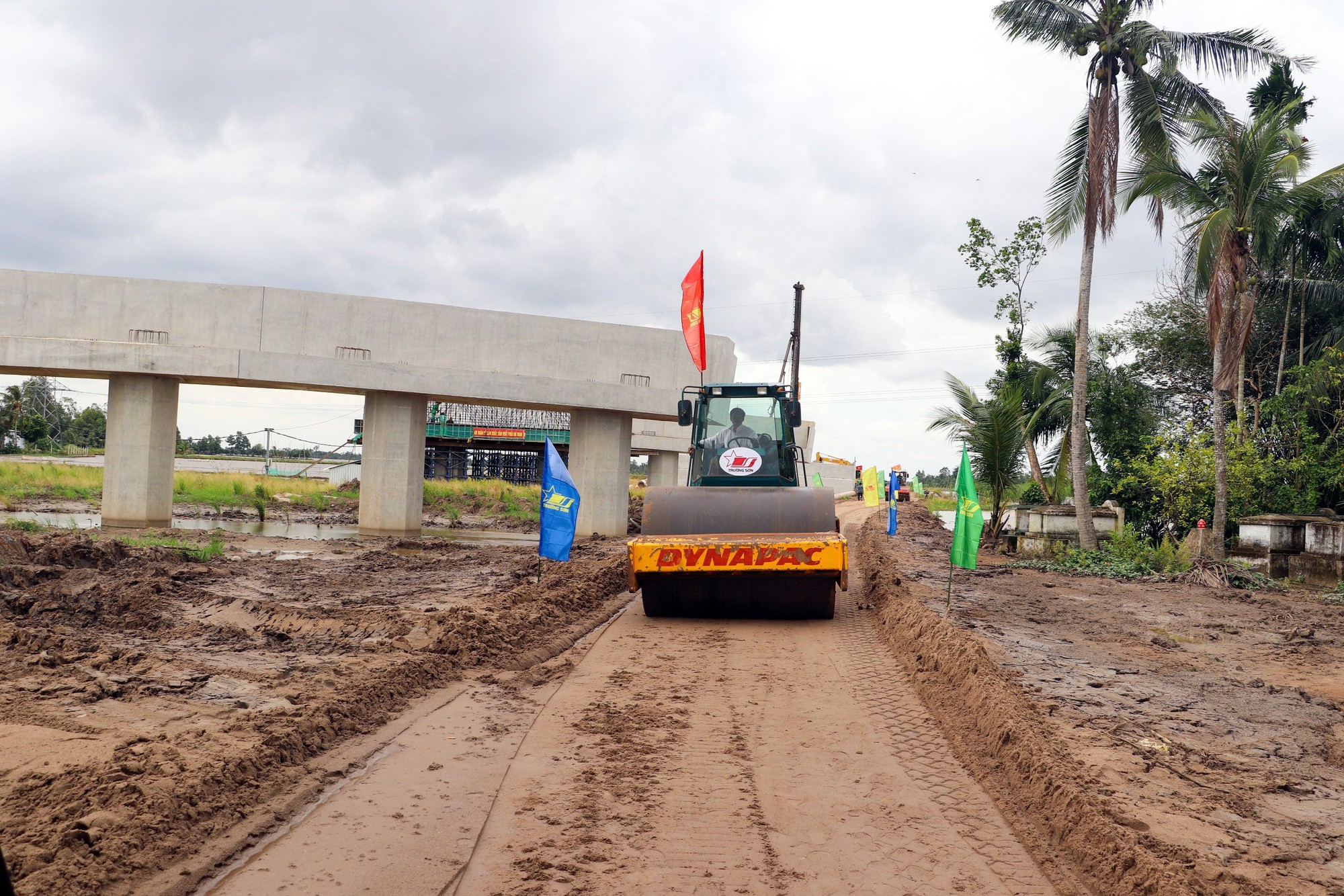 Bộ trưởng Nguyễn Văn Thắng: Ưu ti&ecirc;n l&agrave;m đường c&ocirc;ng vụ để thi c&ocirc;ng cầu tr&ecirc;n dự &aacute;n cao tốc - Ảnh 3.