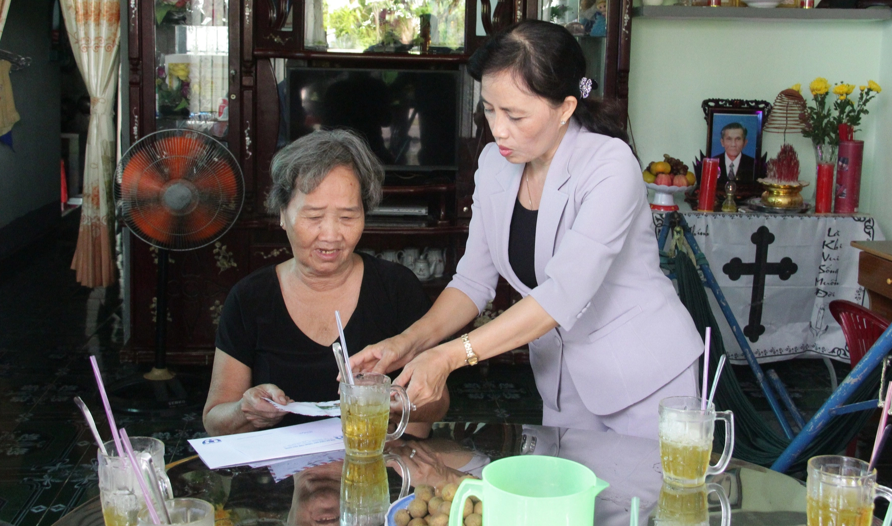 Uỷ ban ATGT Quốc gia thăm gia đ&igrave;nh c&oacute; người tử vong v&igrave; tai nạn giao th&ocirc;ng tại Hậu Giang - Ảnh 6.