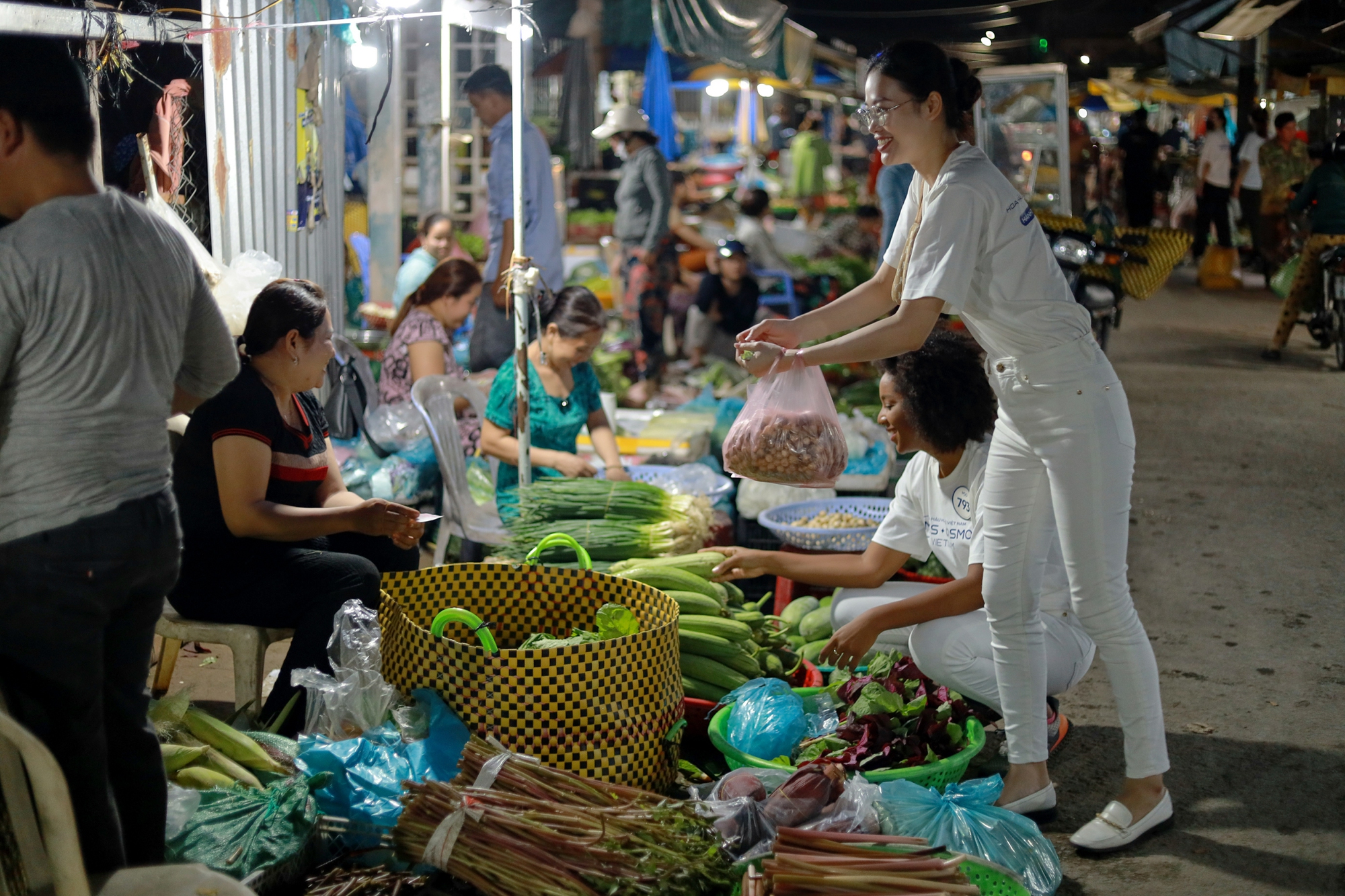 55 th&iacute; sinh T&ocirc;i l&agrave; Hoa hậu Ho&agrave;n vũ về Bạc Li&ecirc;u nấu ăn từ thiện, g&acirc;y quỹ được 500 triệu - Ảnh 1.