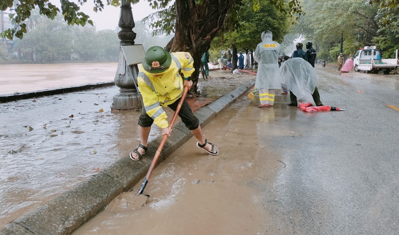 Mưa lũ tại Huế, Quảng Trị l&agrave;m 6 người chết v&agrave; mất t&iacute;ch, nhiều nơi đang ngập s&acirc;u - Ảnh 4.