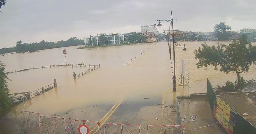 Nỗ lực th&ocirc;ng điểm sạt lở tắc đường c&ograve;n lại tr&ecirc;n đường Hồ Ch&iacute; Minh qua Thừa Thi&ecirc;n Huế - Ảnh 1.