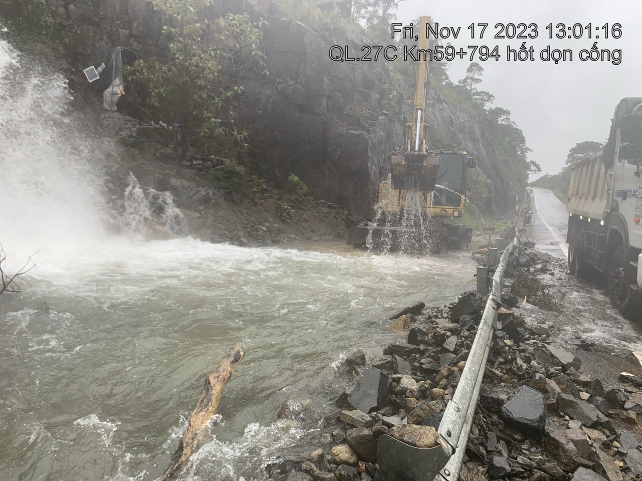 Quốc lộ 27C đ&atilde; th&ocirc;ng xe hai l&agrave;n sau sạt lở tr&ecirc;n đ&egrave;o Kh&aacute;nh L&ecirc; - Ảnh 5.