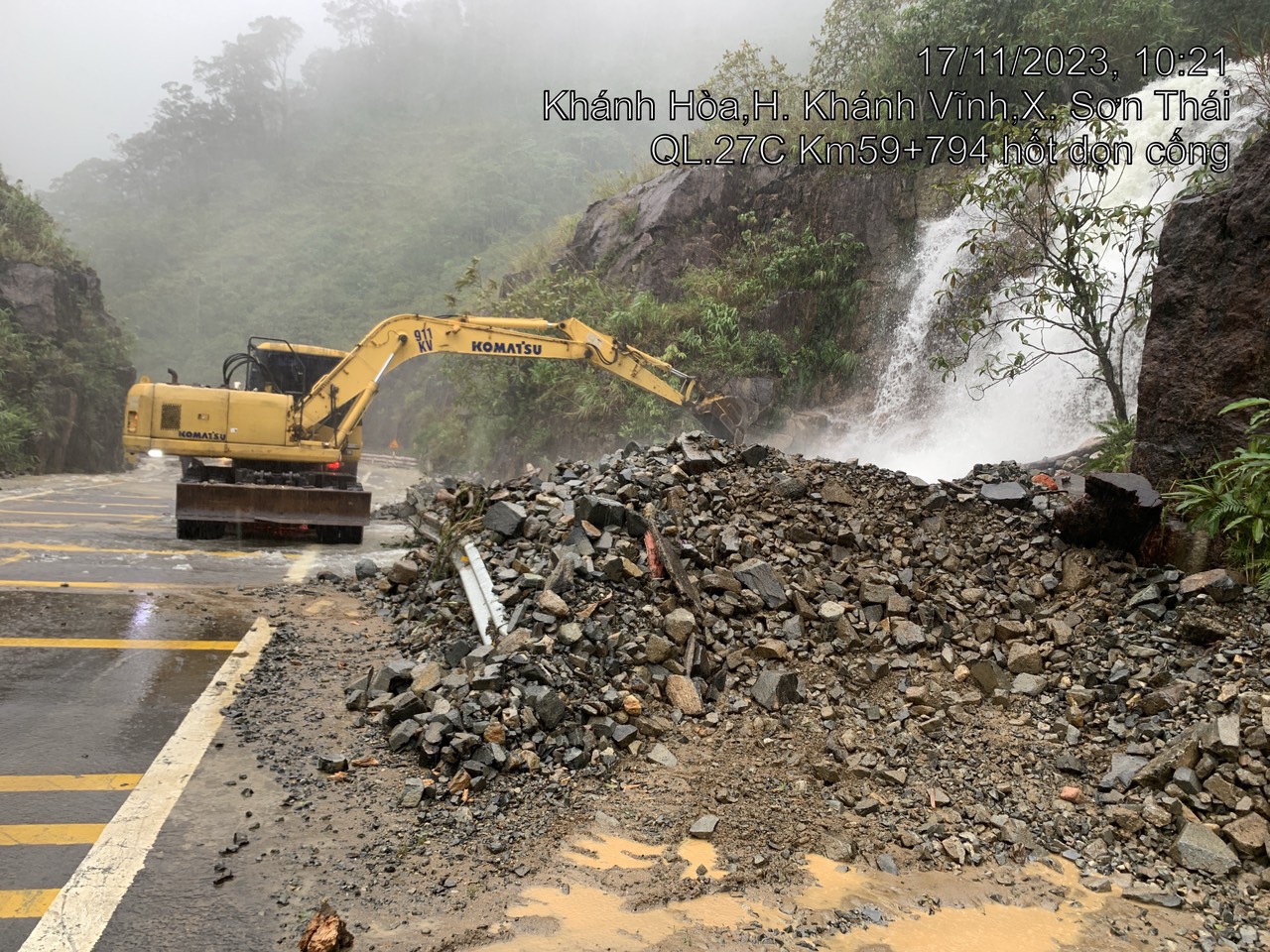 Quốc lộ 27C đ&atilde; th&ocirc;ng xe hai l&agrave;n sau sạt lở tr&ecirc;n đ&egrave;o Kh&aacute;nh L&ecirc; - Ảnh 1.