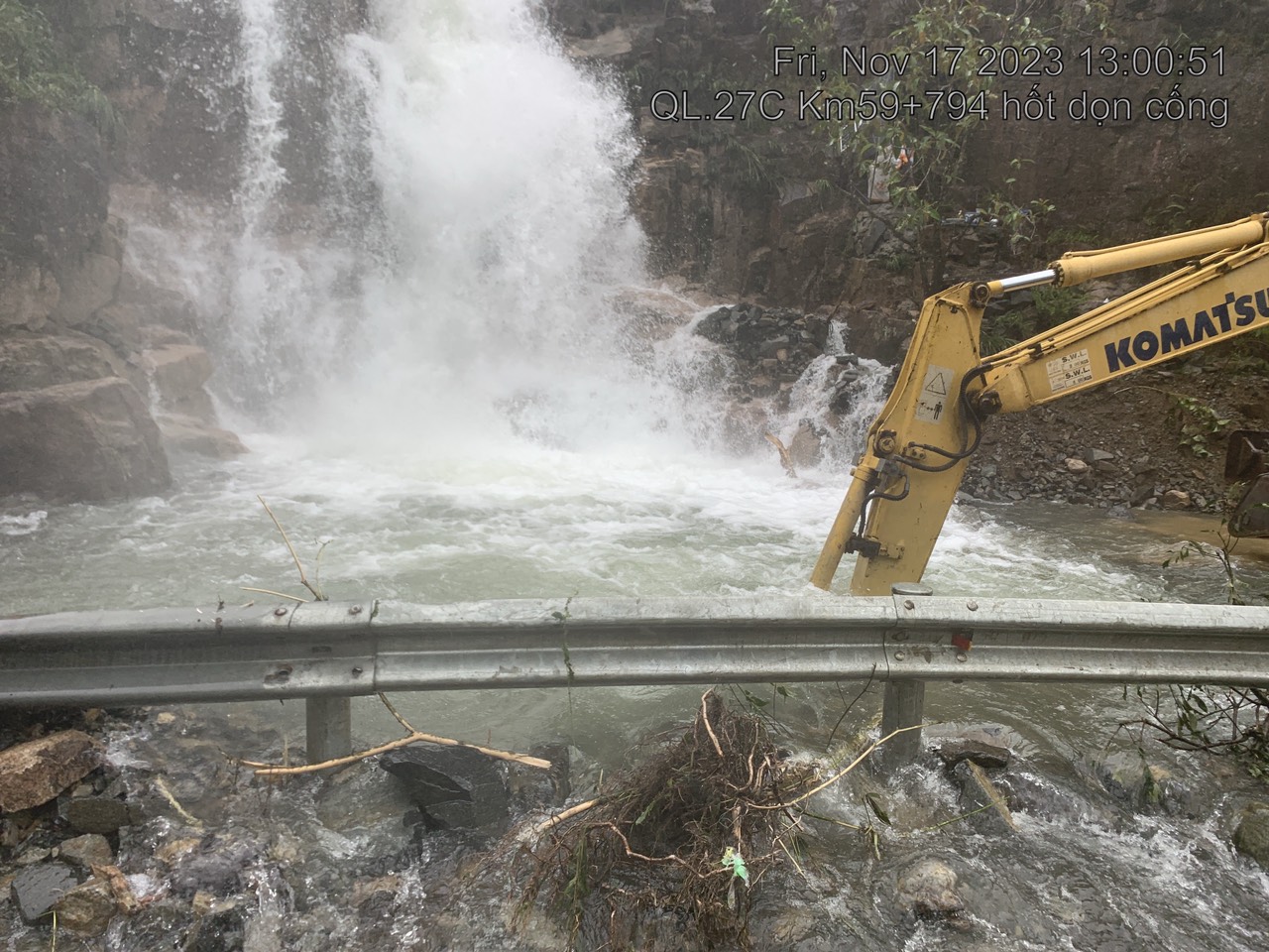 Quốc lộ 27C đ&atilde; th&ocirc;ng xe hai l&agrave;n sau sạt lở tr&ecirc;n đ&egrave;o Kh&aacute;nh L&ecirc; - Ảnh 2.