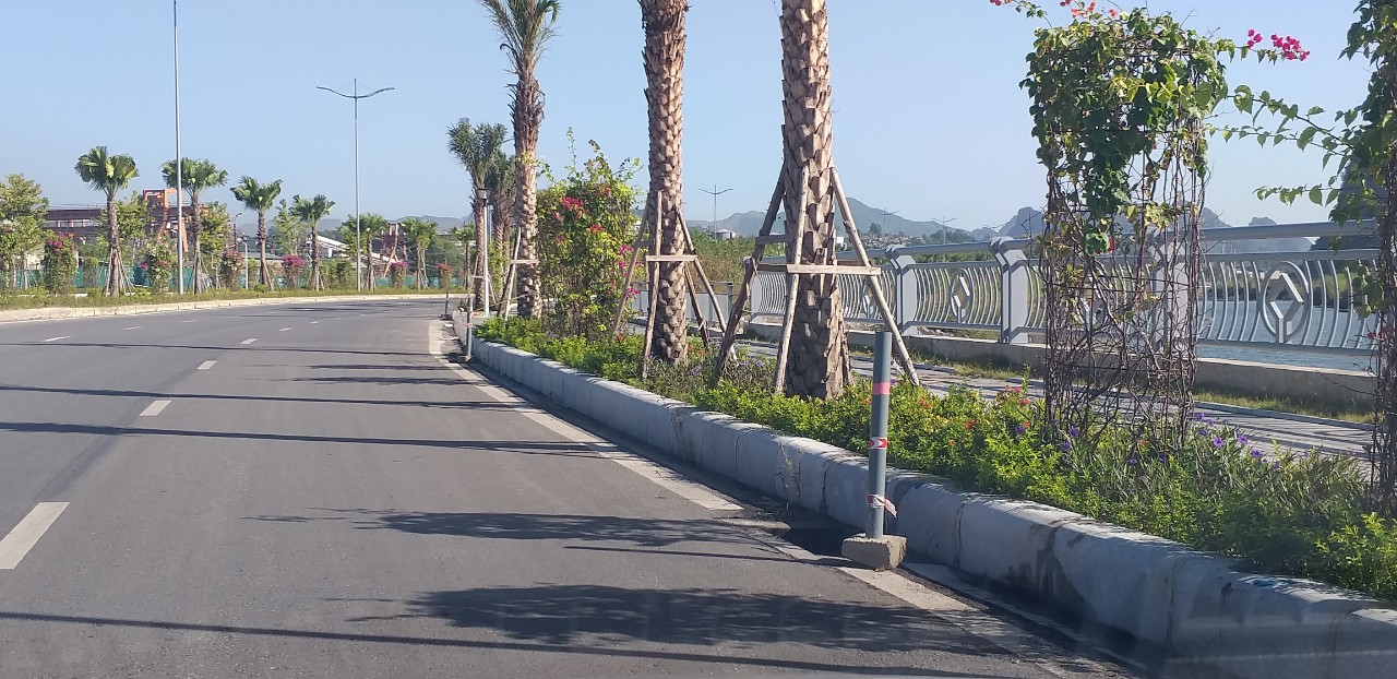 Nắp rãnh thoát nước bị mất, sập, hiểm nguy rình rập người đi đường ở TP Hạ Long - Ảnh 5. Nắp rãnh thoát nước bị mất, sập, hiểm nguy rình rập người đi đường ở TP Hạ Long - Ảnh 5.