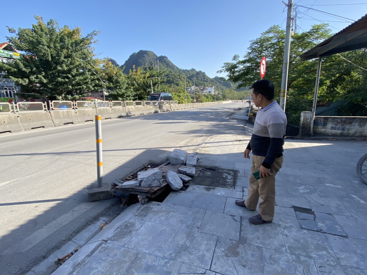 Nắp rãnh thoát nước bị mất, sập, hiểm nguy rình rập người đi đường ở TP Hạ Long - Ảnh 2. Nắp rãnh thoát nước bị mất, sập, hiểm nguy rình rập người đi đường ở TP Hạ Long - Ảnh 2.