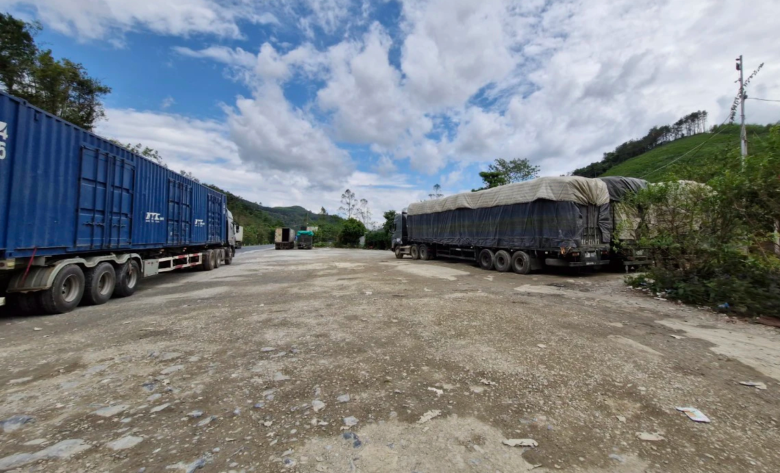 7 xe đầu k&eacute;o qu&aacute; tải "thi gan" 3 ng&agrave;y vẫn bị CSGT xử l&yacute; tại Lạng Sơn - Ảnh 2.