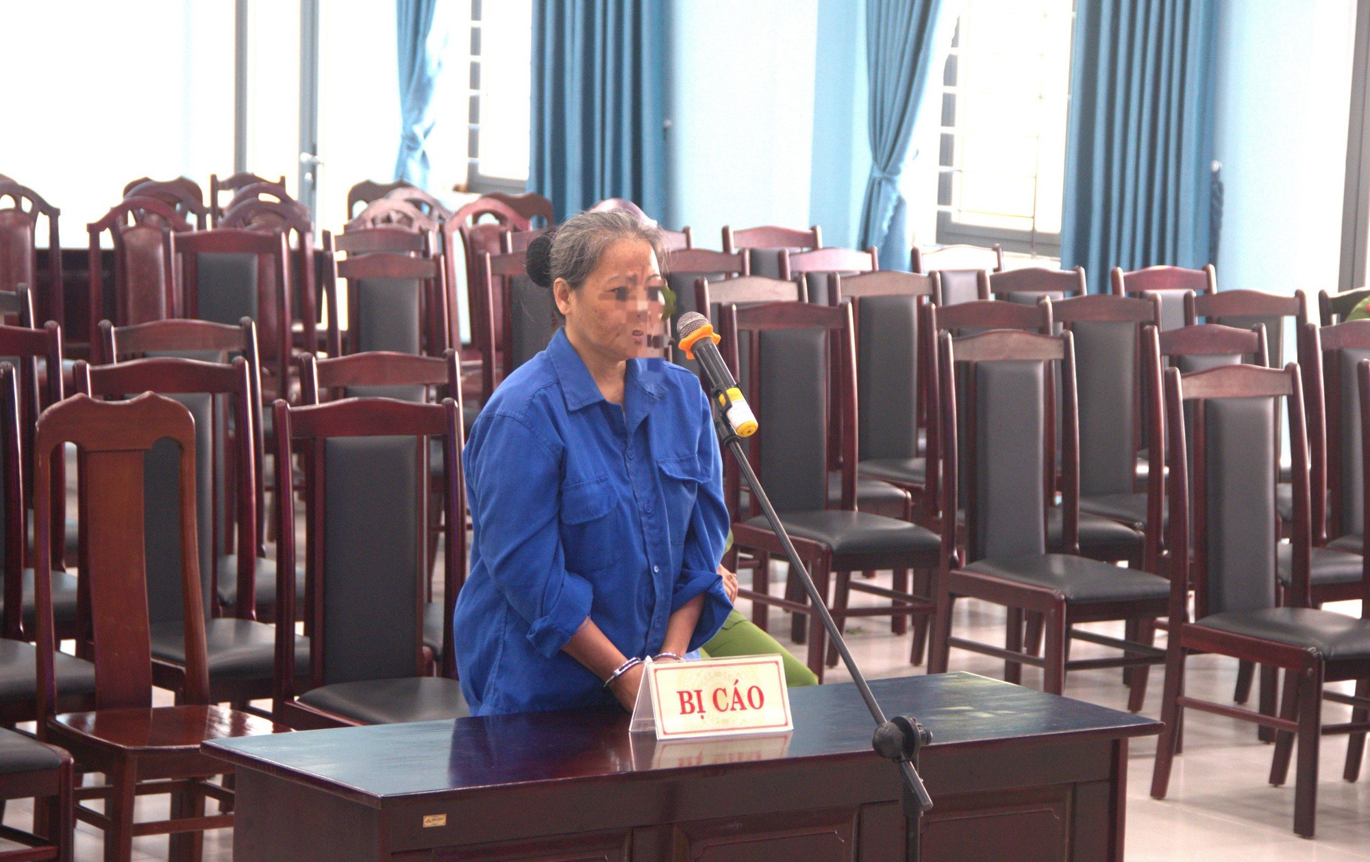 Mẹ v&agrave; hai con g&aacute;i c&ugrave;ng v&agrave;o t&ugrave; do bu&ocirc;n b&aacute;n ma t&uacute;y - Ảnh 1.