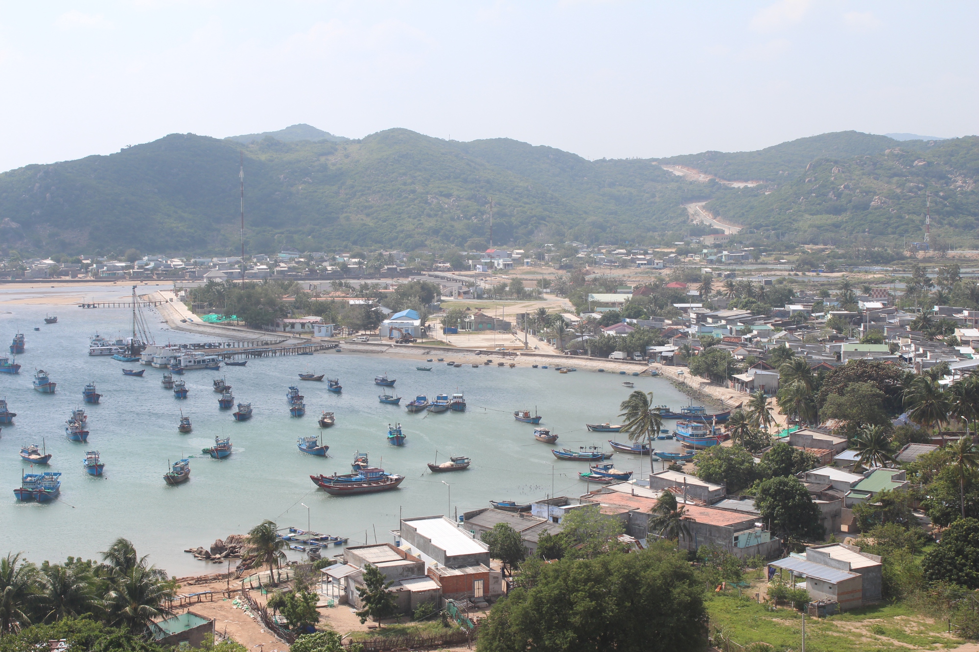 Ninh Thuận: Ngang nhiên chiếm đường giao thông, làm nơi buôn bán ở vịnh Vĩnh Hy - Ảnh 1. Ninh Thuận: Ngang nhiên chiếm đường giao thông, làm nơi buôn bán ở vịnh Vĩnh Hy - Ảnh 1.