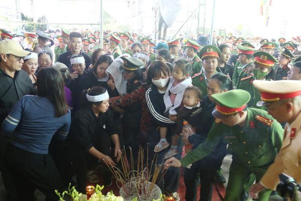 Người vợ kh&oacute;c ngất tại đ&aacute;m tang tiễn đưa Đại &uacute;y c&ocirc;ng an hi sinh về nơi an nghỉ cuối c&ugrave;ng - Ảnh 1.