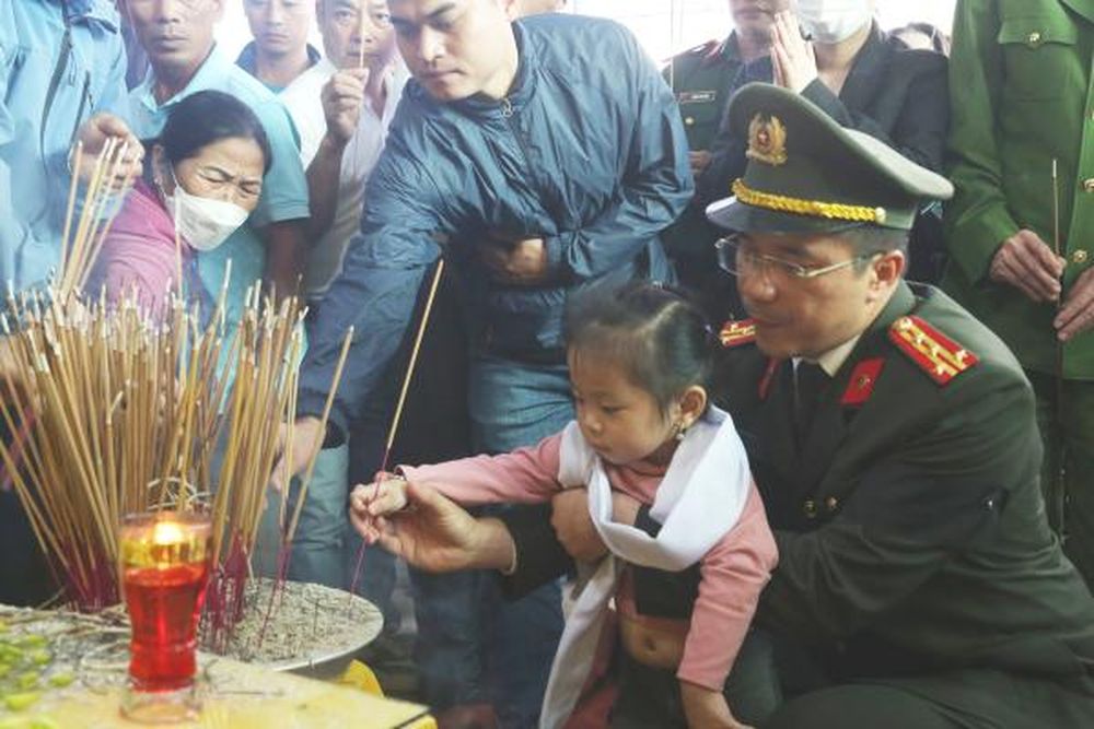 Người vợ kh&oacute;c ngất tại đ&aacute;m tang tiễn đưa Đại &uacute;y c&ocirc;ng an hi sinh về nơi an nghỉ cuối c&ugrave;ng - Ảnh 3.