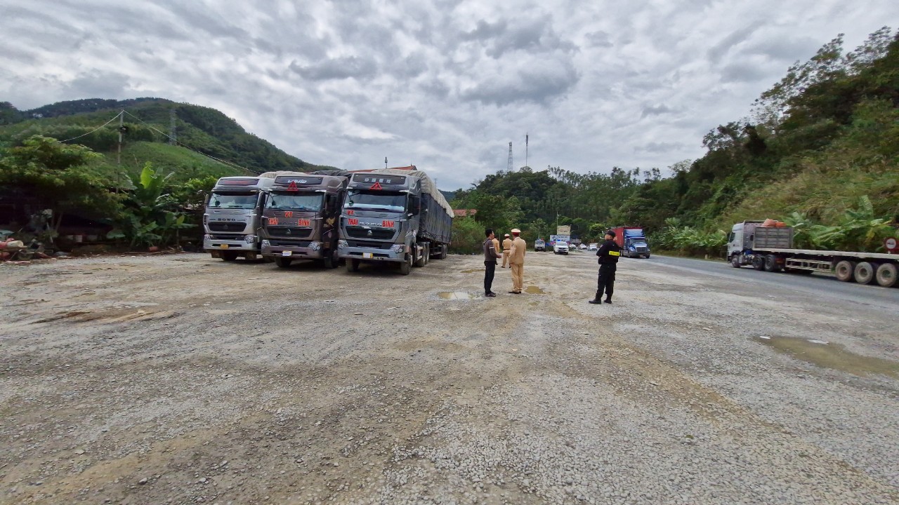 7 xe đầu k&eacute;o qu&aacute; tải "thi gan" 3 ng&agrave;y vẫn bị CSGT xử l&yacute; tại Lạng Sơn - Ảnh 1.