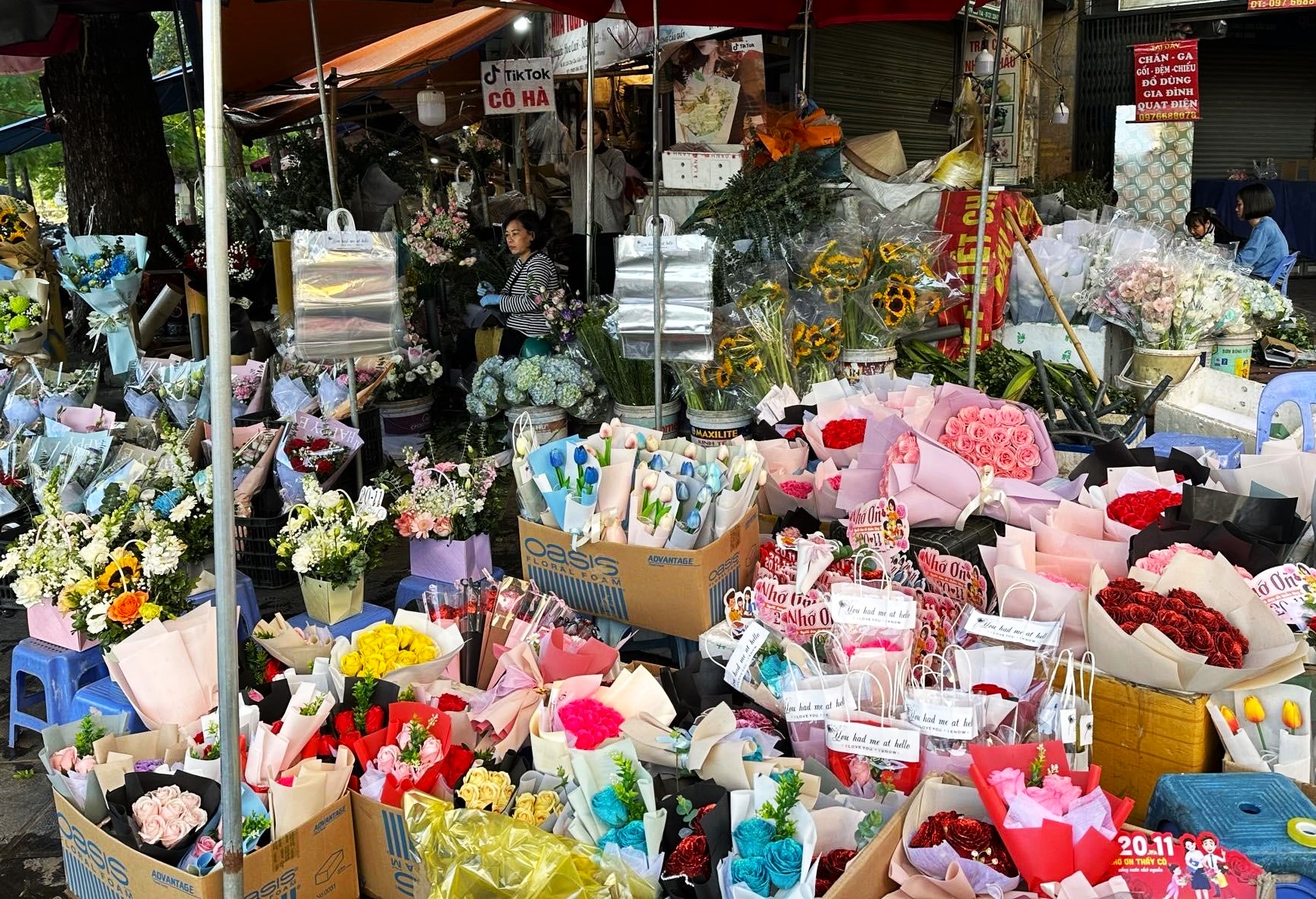 Hoa tươi đắt khách dịp 20/11, chủ tiệm không dám nhận đơn online - Ảnh 3. Hoa tươi đắt khách dịp 20/11, chủ tiệm không dám nhận đơn online - Ảnh 3.