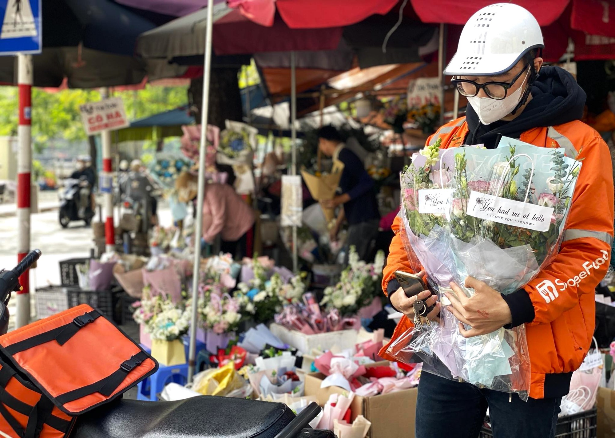 Hoa tươi đắt khách dịp 20/11, chủ tiệm không dám nhận đơn online - Ảnh 1. Hoa tươi đắt khách dịp 20/11, chủ tiệm không dám nhận đơn online - Ảnh 1.