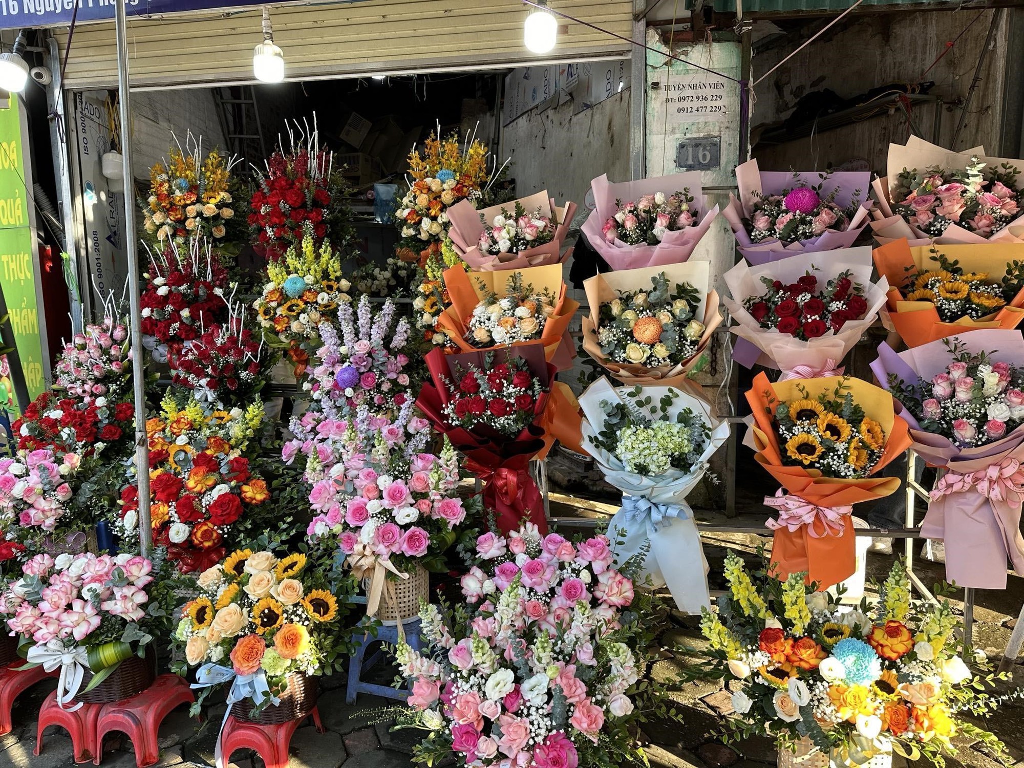 Hoa tươi đắt khách dịp 20/11, chủ tiệm không dám nhận đơn online - Ảnh 12. Hoa tươi đắt khách dịp 20/11, chủ tiệm không dám nhận đơn online - Ảnh 12.