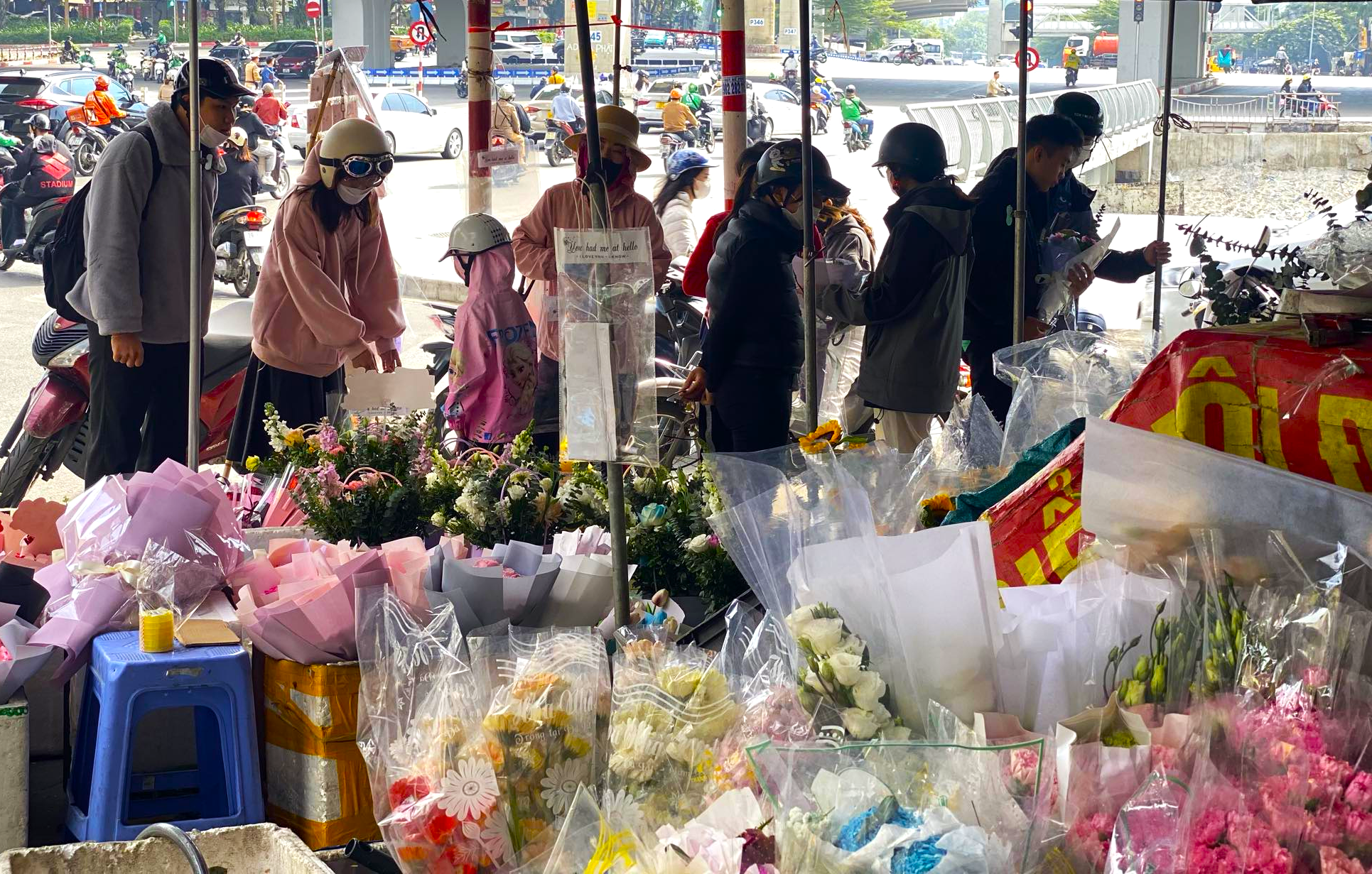 Hoa tươi đắt khách dịp 20/11, chủ tiệm không dám nhận đơn online - Ảnh 9. Hoa tươi đắt khách dịp 20/11, chủ tiệm không dám nhận đơn online - Ảnh 9.