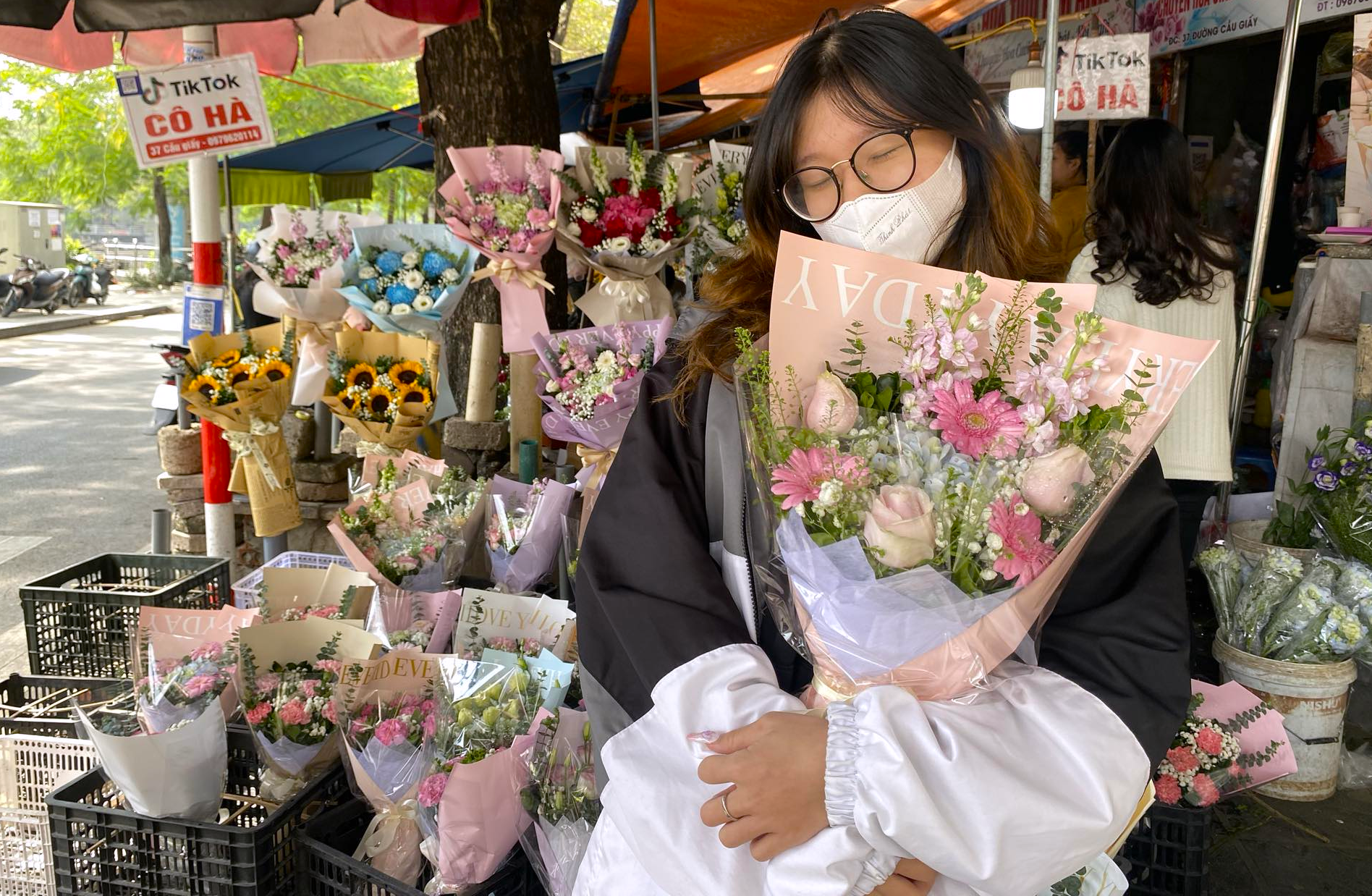 Hoa tươi đắt khách dịp 20/11, chủ tiệm không dám nhận đơn online - Ảnh 5. Hoa tươi đắt khách dịp 20/11, chủ tiệm không dám nhận đơn online - Ảnh 5.
