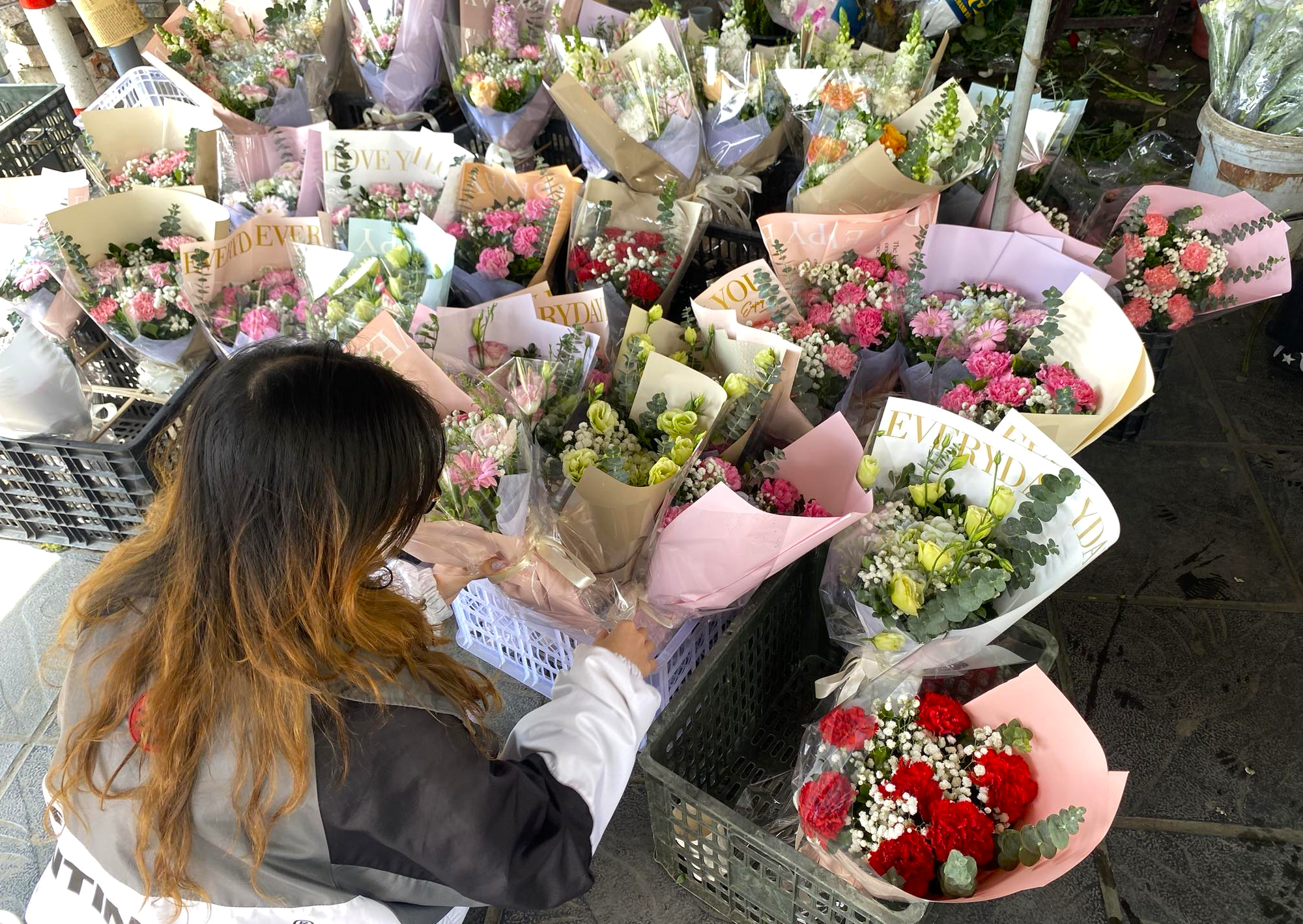 Hoa tươi đắt khách dịp 20/11, chủ tiệm không dám nhận đơn online - Ảnh 2. Hoa tươi đắt khách dịp 20/11, chủ tiệm không dám nhận đơn online - Ảnh 2.