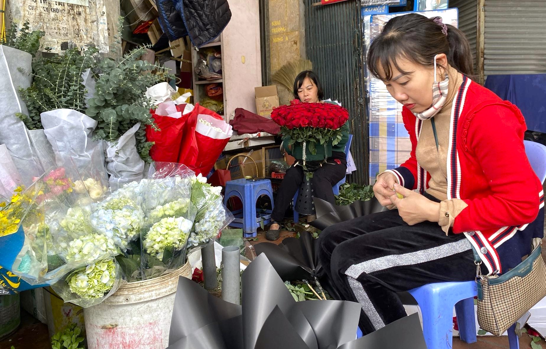 Hoa tươi đắt khách dịp 20/11, chủ tiệm không dám nhận đơn online - Ảnh 8. Hoa tươi đắt khách dịp 20/11, chủ tiệm không dám nhận đơn online - Ảnh 8.