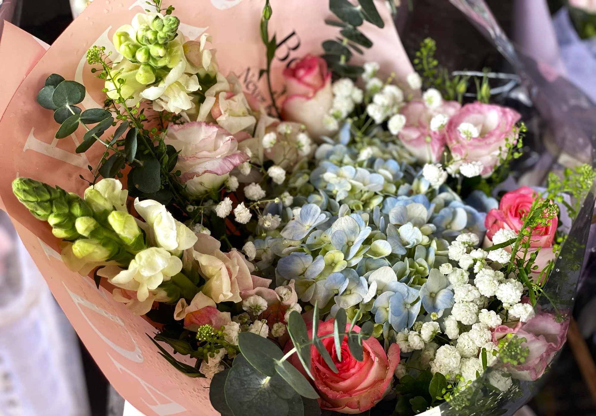 Hoa tươi đắt khách dịp 20/11, chủ tiệm không dám nhận đơn online - Ảnh 7. Hoa tươi đắt khách dịp 20/11, chủ tiệm không dám nhận đơn online - Ảnh 7.