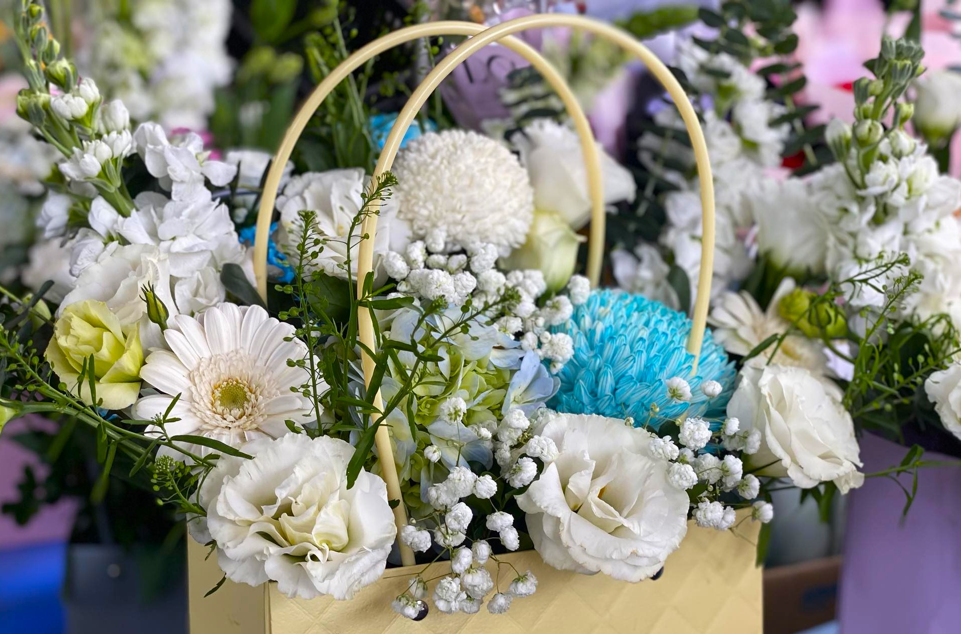 Hoa tươi đắt khách dịp 20/11, chủ tiệm không dám nhận đơn online - Ảnh 4. Hoa tươi đắt khách dịp 20/11, chủ tiệm không dám nhận đơn online - Ảnh 4.