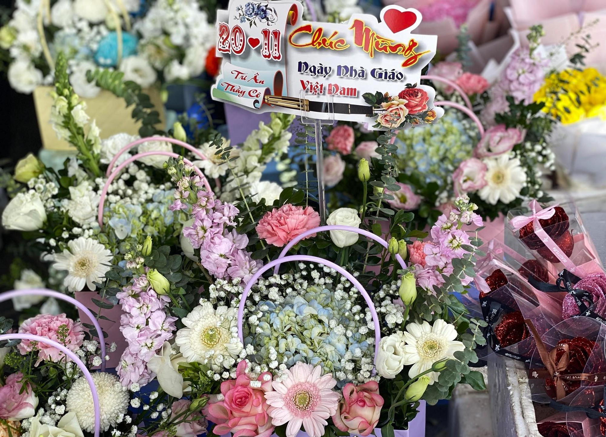 Hoa tươi đắt khách dịp 20/11, chủ tiệm không dám nhận đơn online - Ảnh 10. Hoa tươi đắt khách dịp 20/11, chủ tiệm không dám nhận đơn online - Ảnh 10.