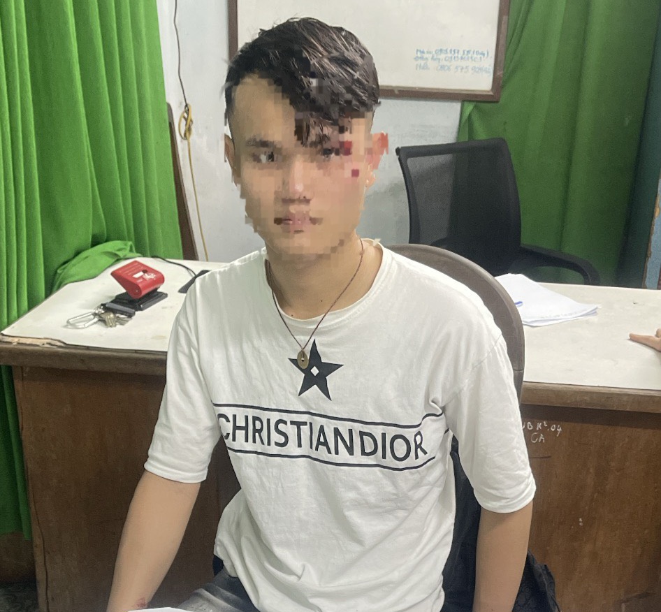 Thiếu ni&ecirc;n mang kiếm đi đ&aacute;nh nhau, lao xe v&agrave;o CSGT khi bị ph&aacute;t hiện - Ảnh 1.