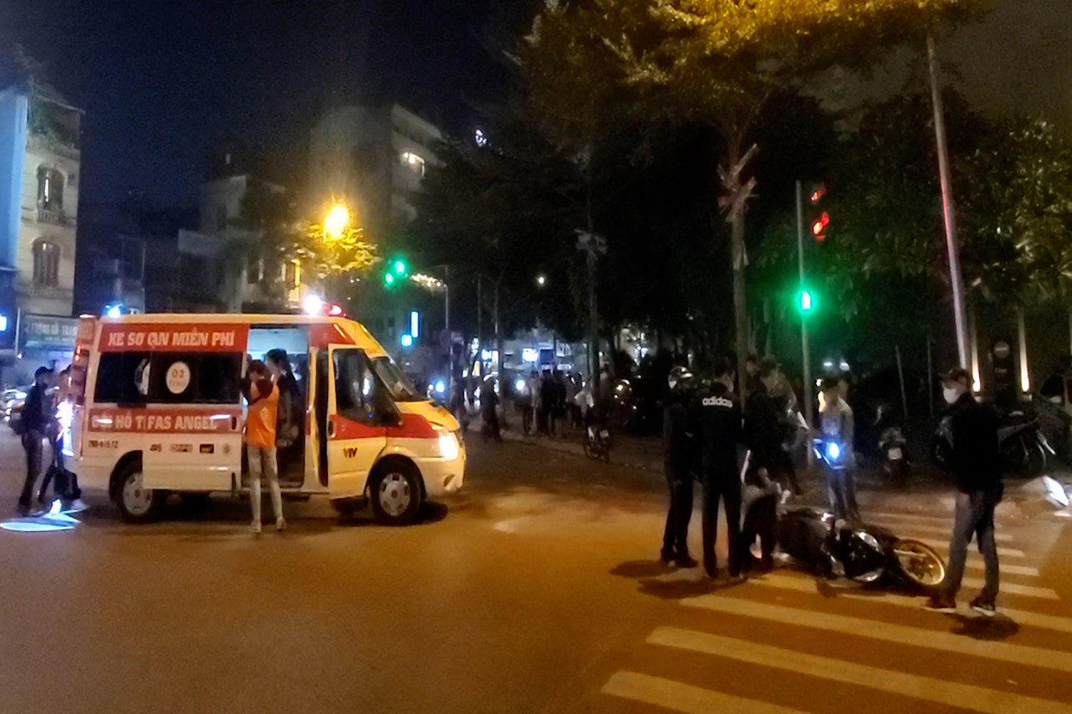 Th&ocirc;ng chốt 141 nhằm tẩu tho&aacute;t, nữ sinh t&ocirc;ng tr&uacute;ng cảnh s&aacute;t  - Ảnh 1.