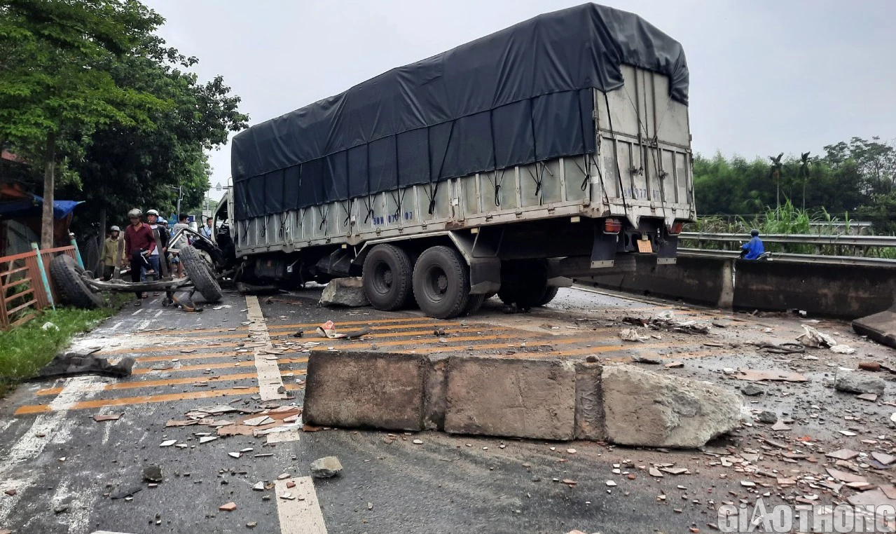 &Ocirc; t&ocirc; tải rụng 2 b&aacute;nh trước sau khi t&ocirc;ng xe tải c&ugrave;ng chiều, đ&acirc;m dải ph&acirc;n c&aacute;ch QL1 - Ảnh 3.