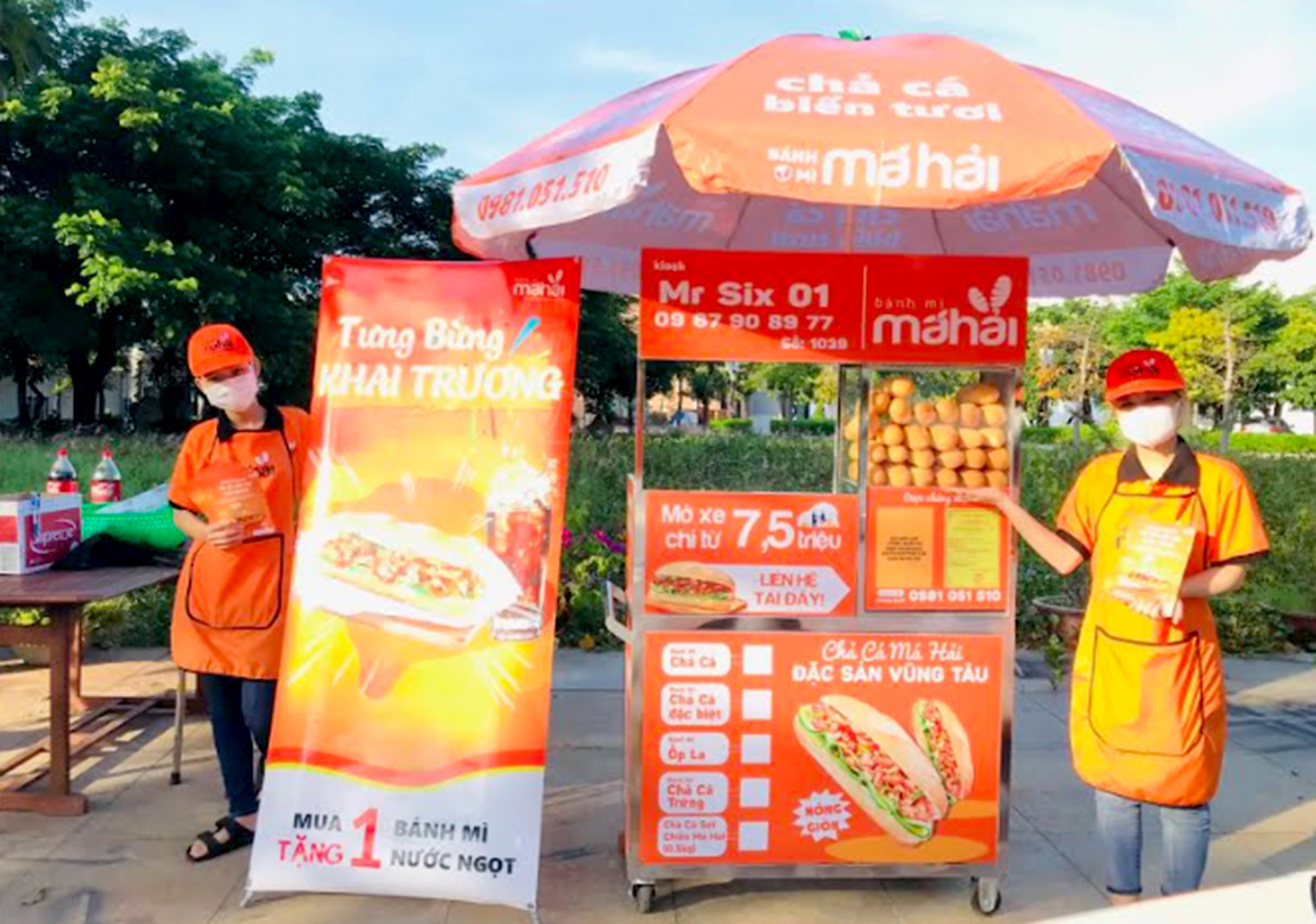 Hai sinh viên nghèo kiếm tiền tỷ nhờ bánh mì chả cá - Ảnh 3. Hai sinh viên nghèo kiếm tiền tỷ nhờ bánh mì chả cá - Ảnh 3.