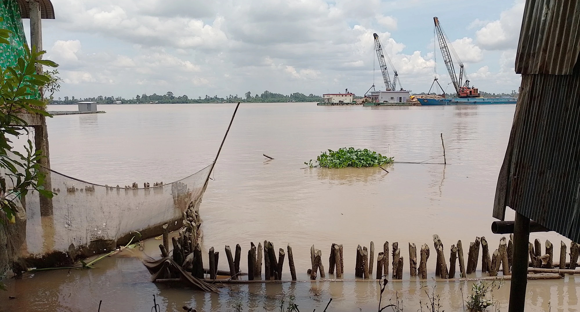 Tạm dừng hoạt động 5 mỏ c&aacute;t c&oacute; giấy ph&eacute;p v&agrave; 3 khu vực nạo v&eacute;t ở An Giang - Ảnh 1.