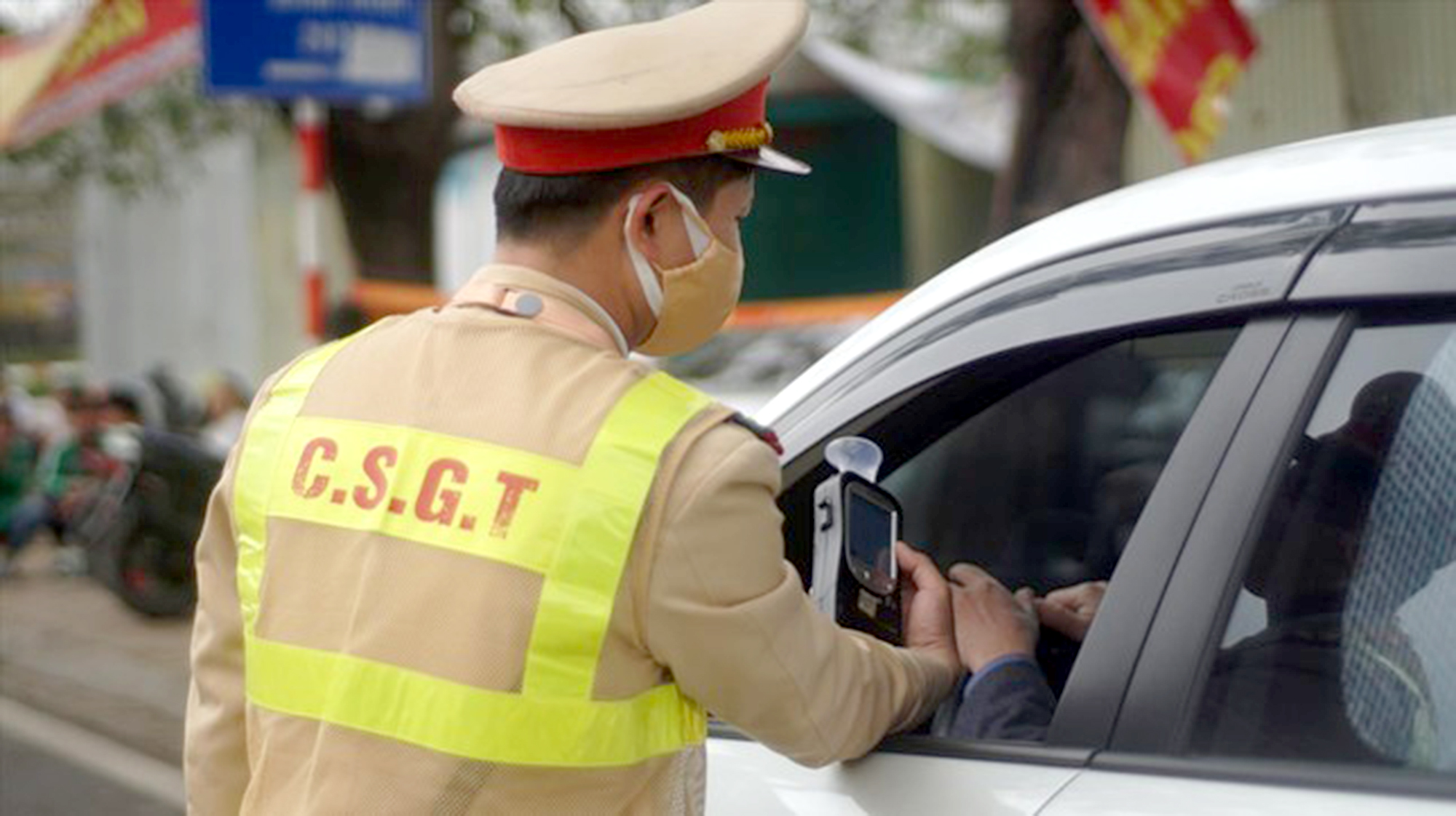 Những t&igrave;nh huống bi h&agrave;i khi CSGT đối mặt &ldquo;ma men&rdquo; - Ảnh 1.