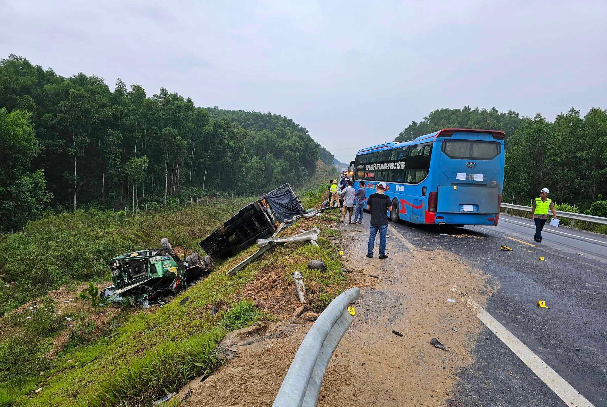 &Ocirc; t&ocirc; kh&aacute;ch t&ocirc;ng xe con tr&ecirc;n cao tốc Cam Lộ - La Sơn, 2 người bị thương - Ảnh 2.