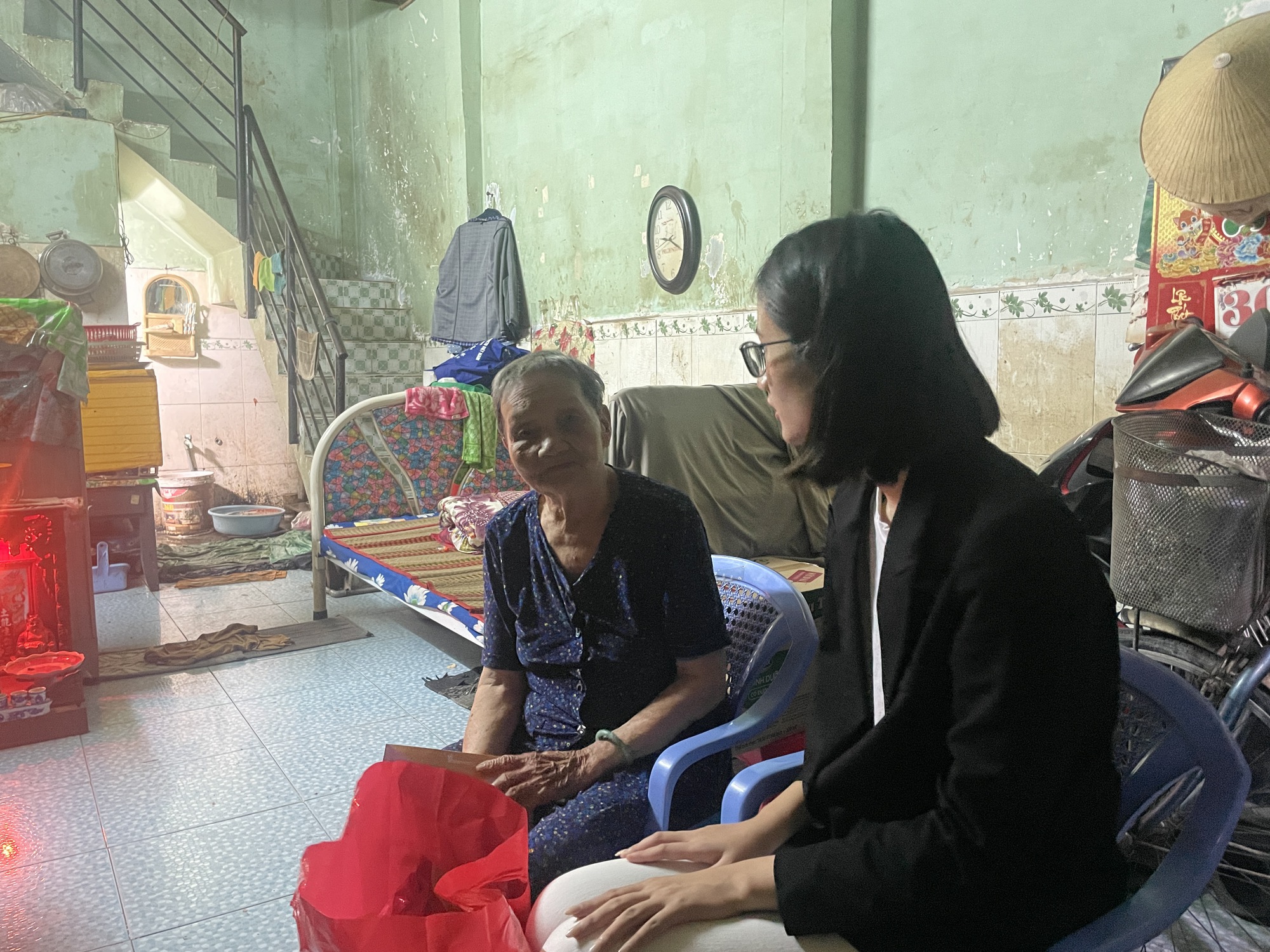 Thăm và ủng hộ gia đình bà Sáu bán vé số nuôi con mắc bệnh tâm thần Thăm và ủng hộ gia đình bà Sáu bán vé số nuôi con mắc bệnh tâm thần