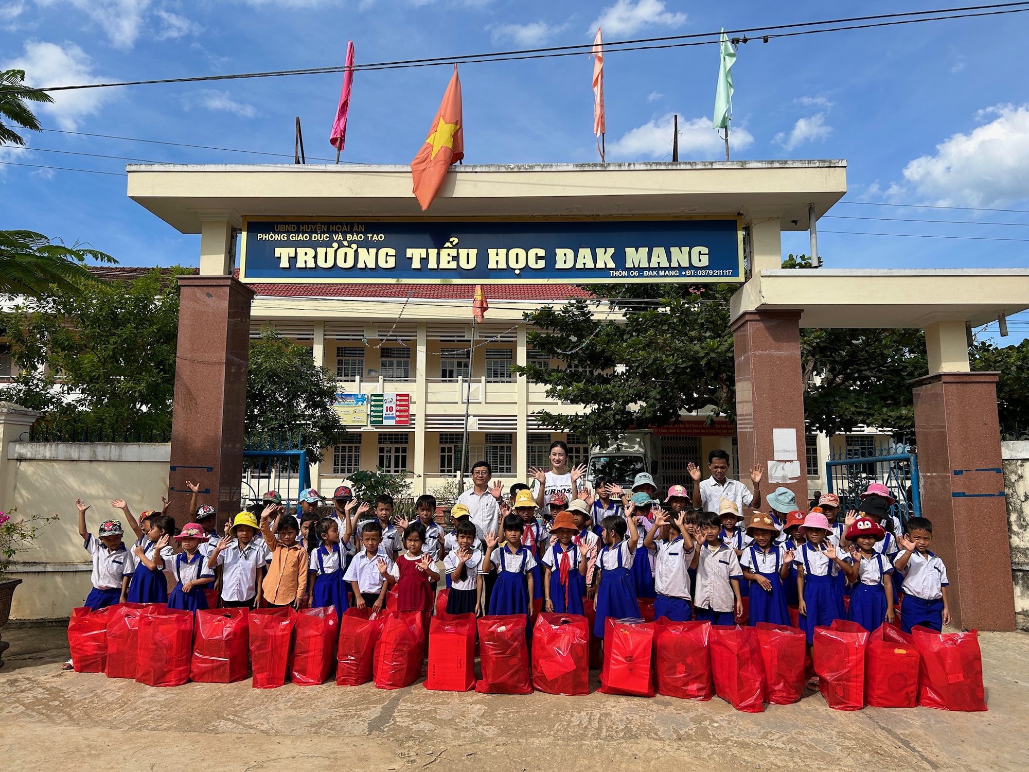 Clip Hoa hậu Ý Nhi xin lỗi công chúng và gửi lời chào đi du học tại Úc - Ảnh 6. Clip Hoa hậu Ý Nhi xin lỗi công chúng và gửi lời chào đi du học tại Úc - Ảnh 6.