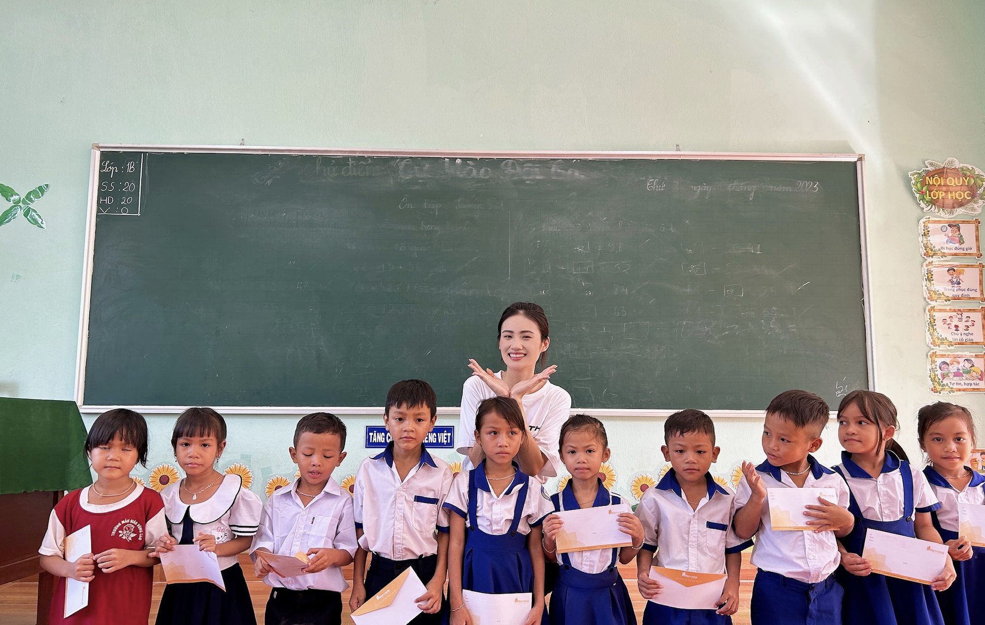 Clip Hoa hậu Ý Nhi xin lỗi công chúng và gửi lời chào đi du học tại Úc - Ảnh 4. Clip Hoa hậu Ý Nhi xin lỗi công chúng và gửi lời chào đi du học tại Úc - Ảnh 4.