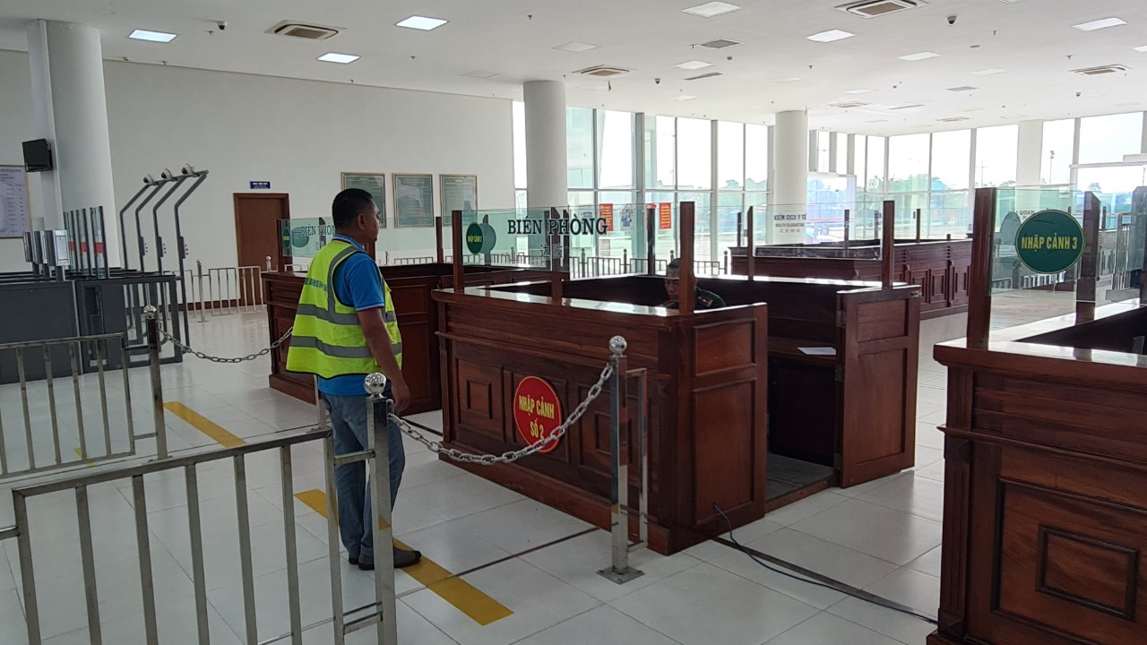 Xe du lịch tự l&aacute;i qua cửa khẩu: Hướng ph&aacute;t triển mới ở Quảng Ninh - Ảnh 1.