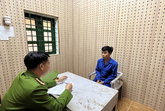 Bị kiểm tra nồng độ cồn, người đ&agrave;n &ocirc;ng nổ m&aacute;y cắt cỏ tấn c&ocirc;ng CSGT - Ảnh 1.