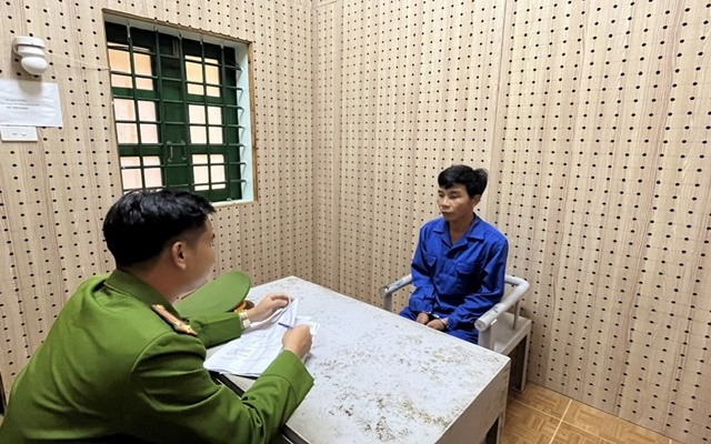 Bị kiểm tra nồng độ cồn, người đ&agrave;n &ocirc;ng nổ m&aacute;y cắt cỏ tấn c&ocirc;ng thiếu t&aacute; CSGT