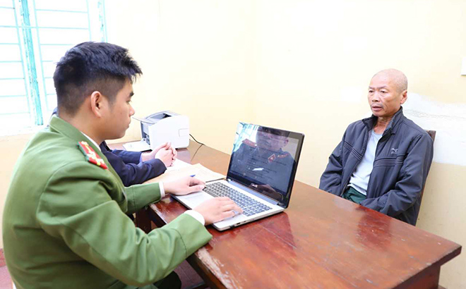 Y&ecirc;n B&aacute;i: Bắt giữ đối tượng c&oacute; h&agrave;nh vi uống rượu đốt nh&agrave; ch&eacute;m c&ocirc;ng an - Ảnh 1.