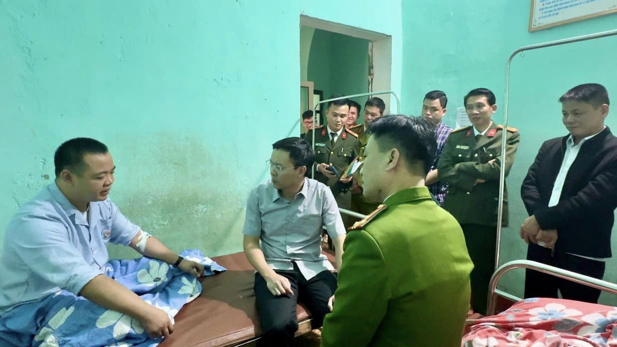 Y&ecirc;n B&aacute;i: Bắt giữ đối tượng c&oacute; h&agrave;nh vi uống rượu đốt nh&agrave; ch&eacute;m c&ocirc;ng an - Ảnh 2.