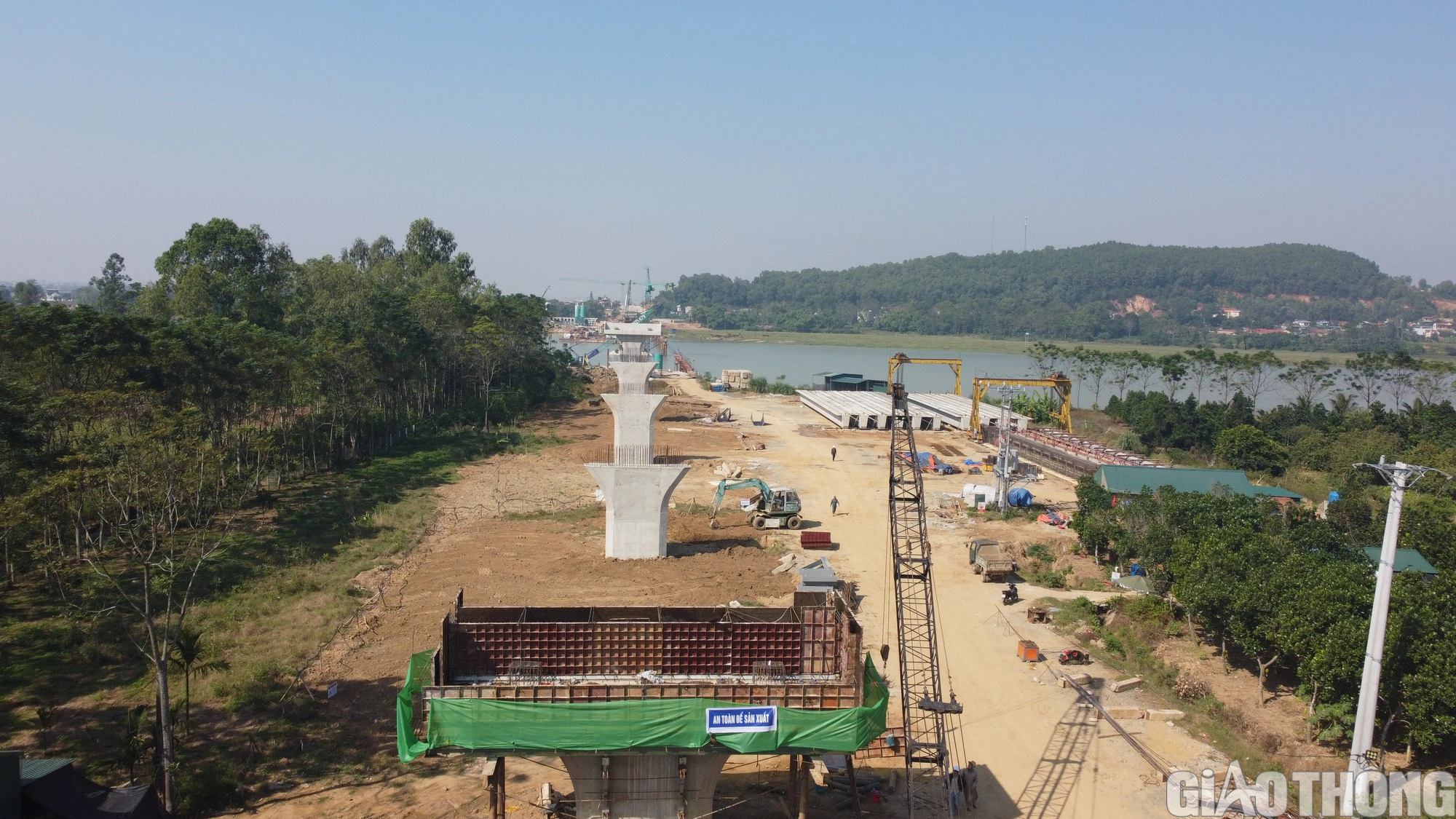 Thi công cây cầu dài nhất trên sông Mã - Ảnh 2. Thi công cây cầu dài nhất trên sông Mã - Ảnh 2.