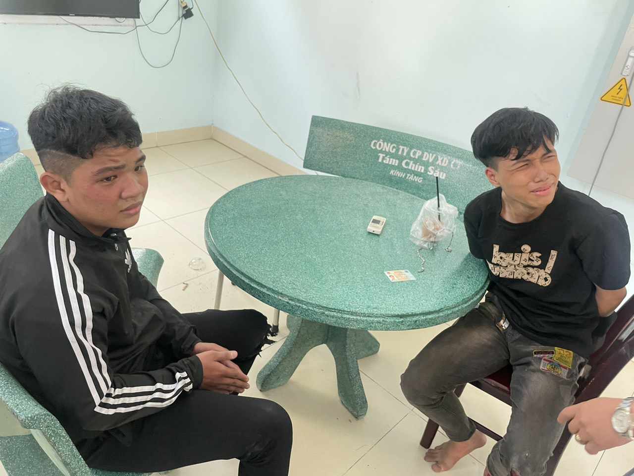 Trăm người xem cảnh bắt hai thanh ni&ecirc;n ph&oacute;ng xe m&aacute;y v&agrave;o trước ga quốc tế T&acirc;n Sơn Nhất - Ảnh 3.