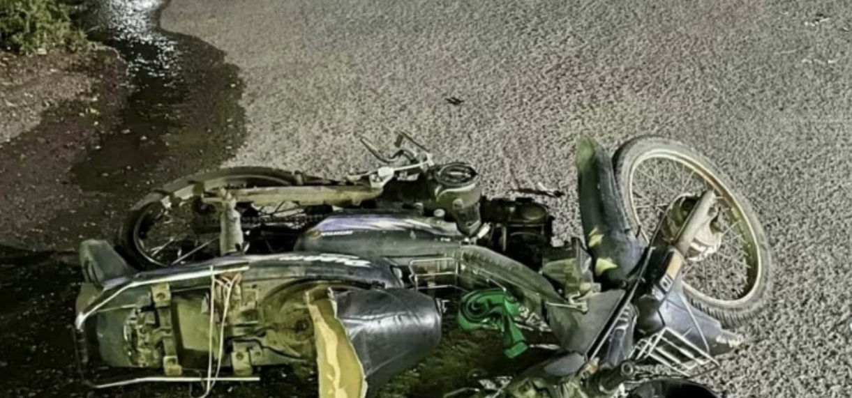 Va chạm giao th&ocirc;ng, người đ&agrave;n &ocirc;ng đi xe kh&ocirc;ng biển số tử vong tại chỗ - Ảnh 1.