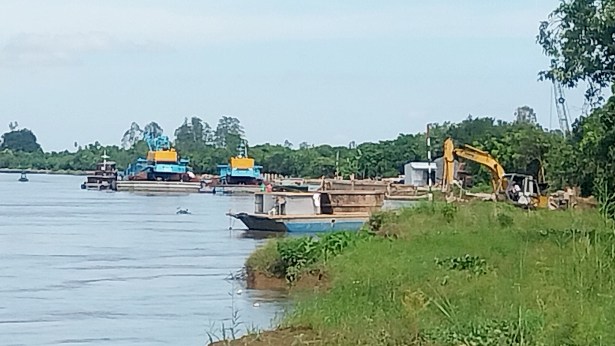 Đồng Th&aacute;p tăng cường ph&ograve;ng, chống sạt lở bằng c&aacute;c k&egrave; ven s&ocirc;ng - Ảnh 1.